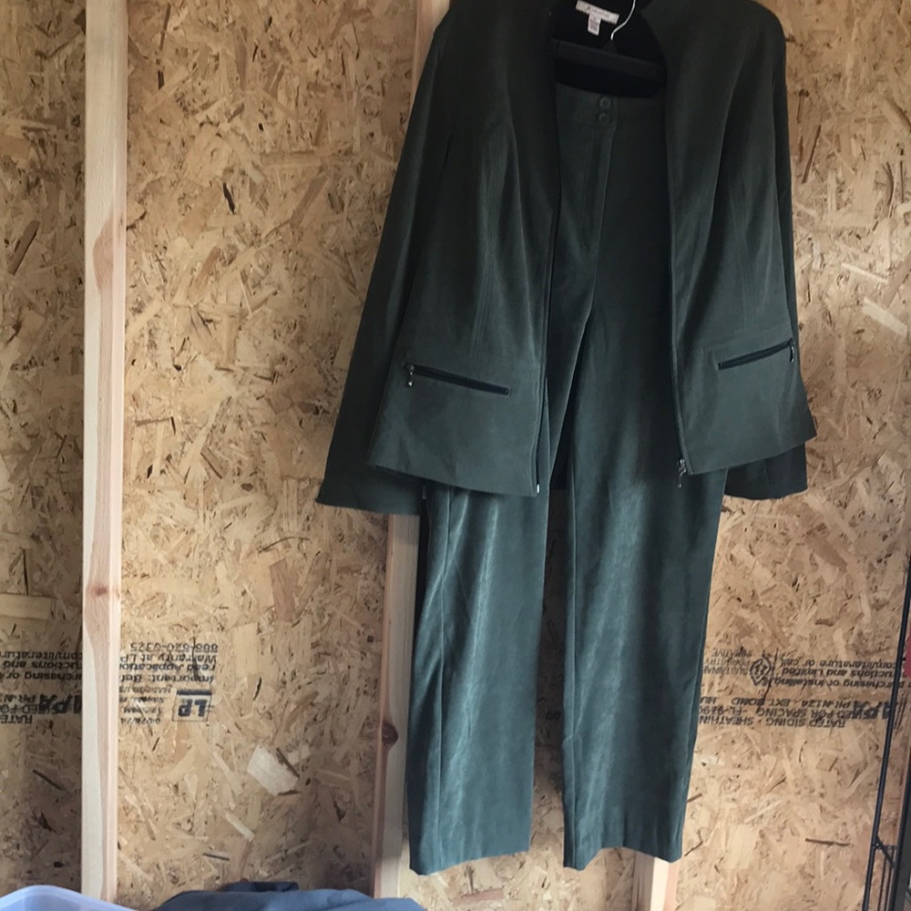 2 pcs/JM COLLECTIONS pant suit; jacket trimmed in back